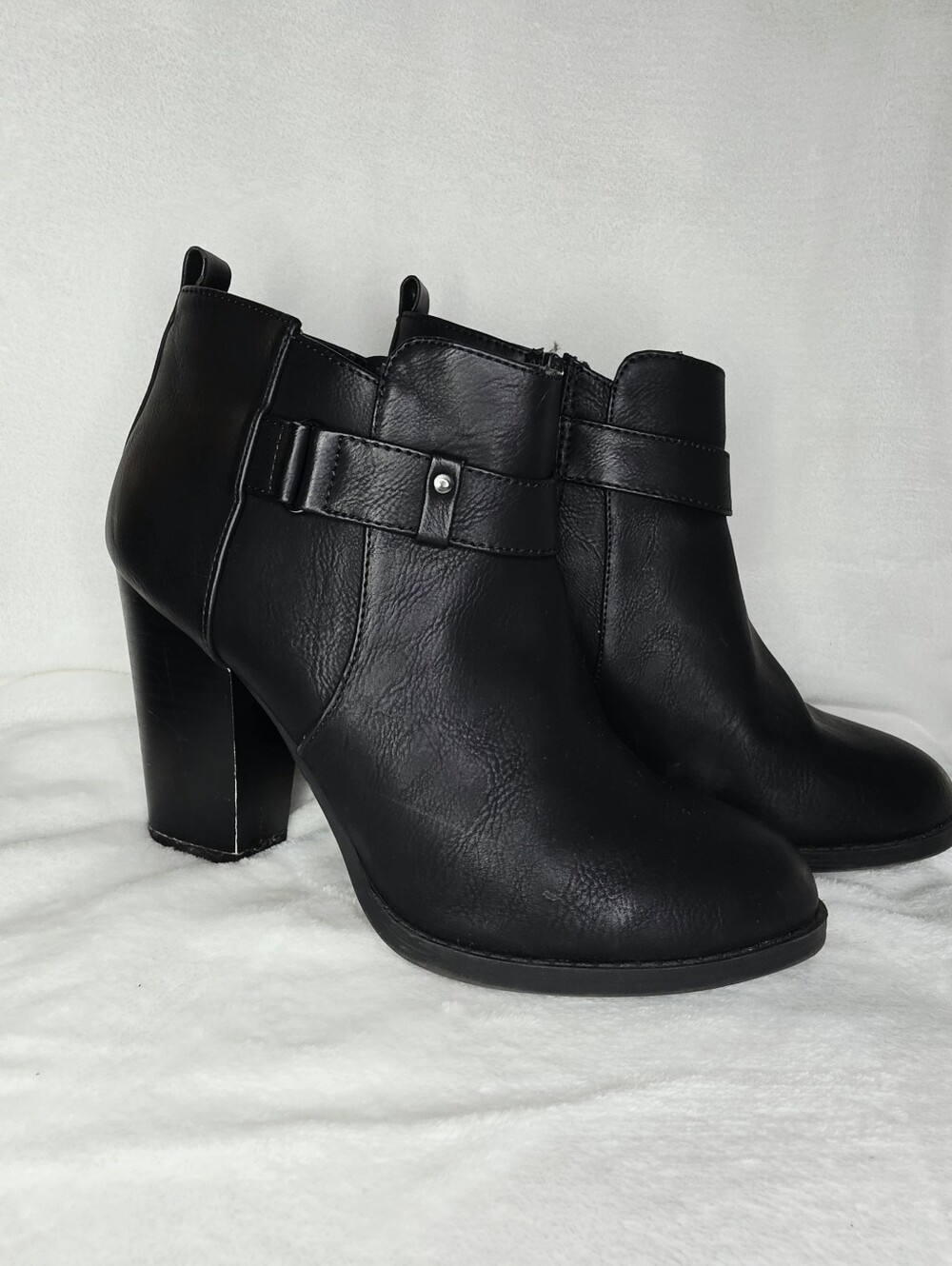 Heart In D Booties - Picture 2 of 9